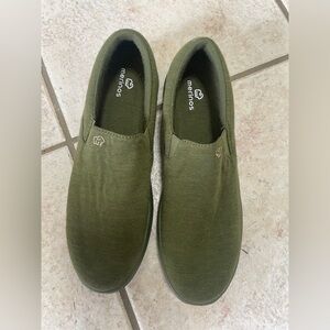Merino Women’s Slip-On Casual Shoe in Olive Green Size 9